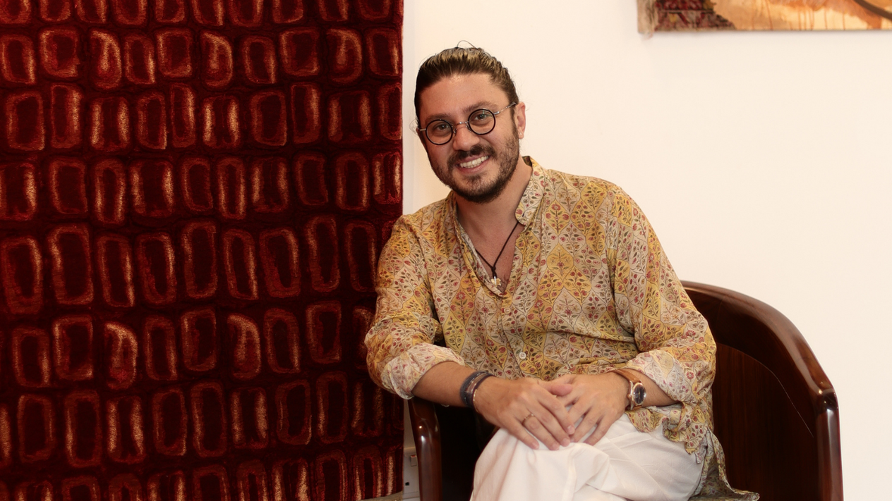 Ahmet Çınar bir valizle geldiği Dubai'de şeyhlerin saraylarını halılarıyla döşüyor