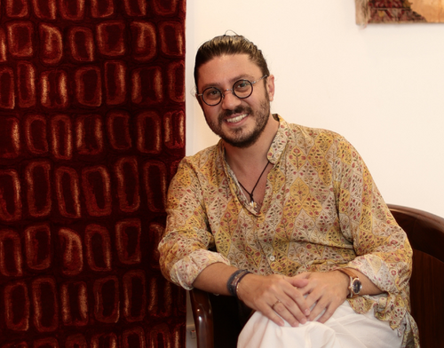 Ahmet Çınar bir valizle geldiği Dubai'de şeyhlerin saraylarını halılarıyla döşüyor