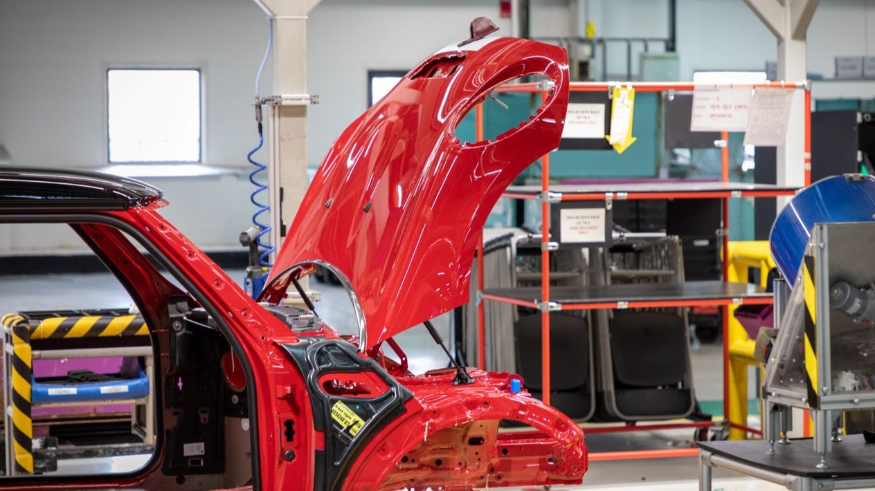 İngiltere'de otomobil ve hafif araç üretimi dibi gördü