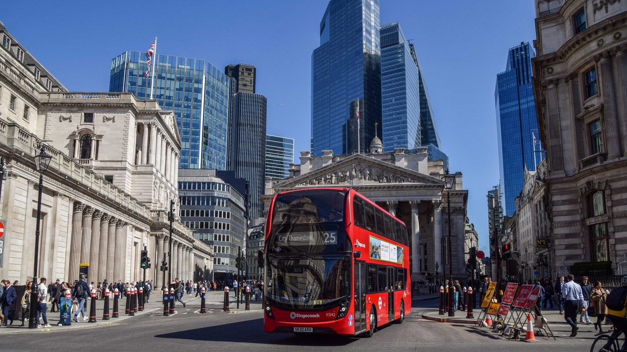 İngiltere Merkez Bankası politika faizini değiştirmedi
