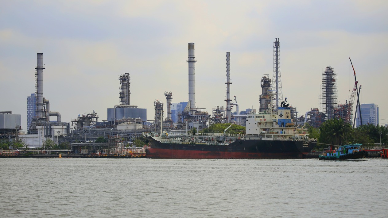 İran Hürmüz Boğazı'nı kapattı: Petrolde ibre 100 dolara döndü