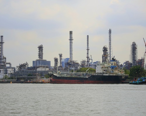 İran Hürmüz Boğazı'nı kapattı: Petrolde ibre 100 dolara döndü