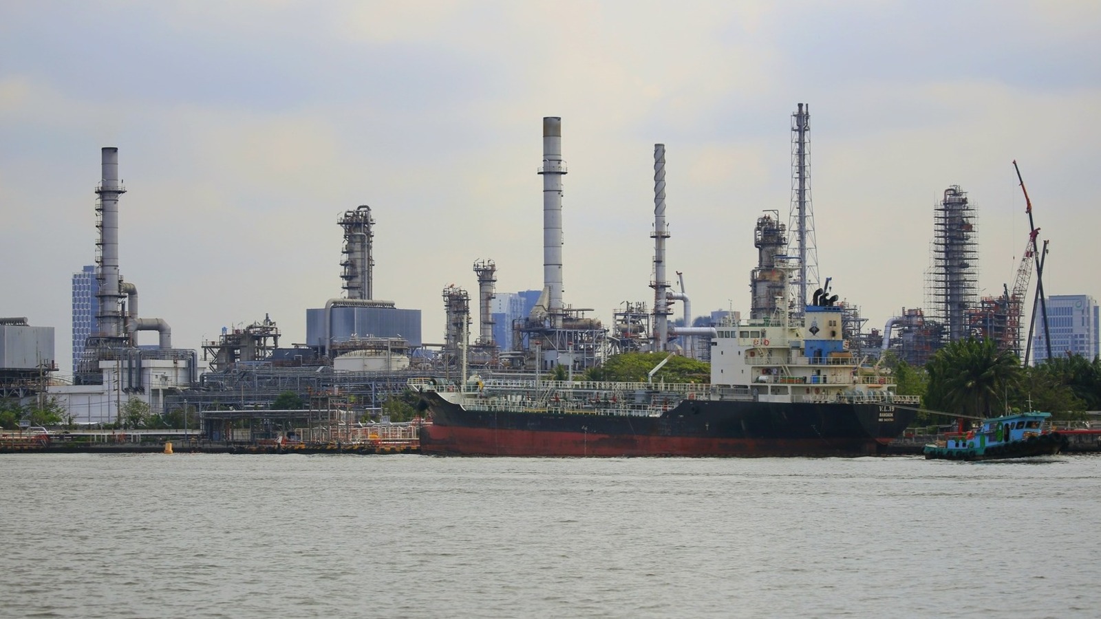 İran: Petrolü yüzde 20 daha yüksek fiyata satıyoruz