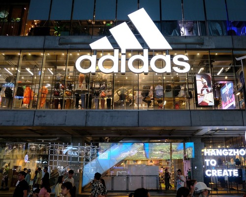 Kâr tahmini hayal kırıklığı yarattı: Adidas hisseleri üç yılın en düşük seviyesini gördü