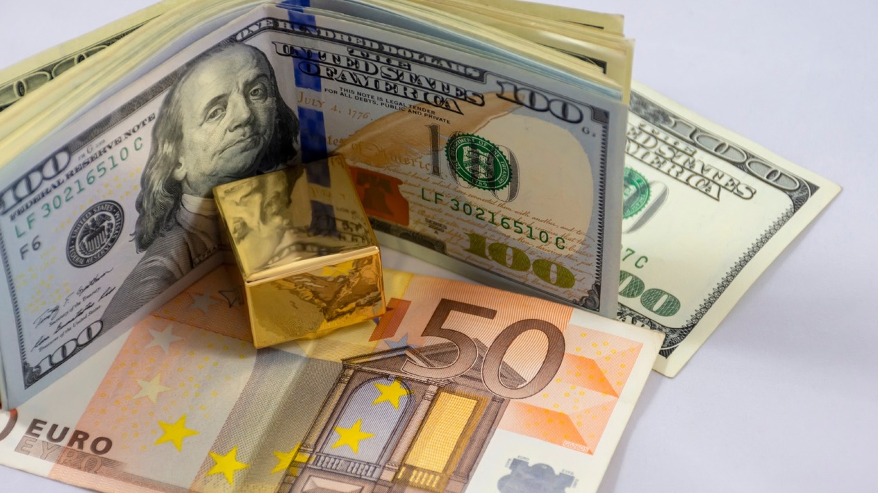 Küresel piyasalarda dolar güçleniyor, altın geriliyor