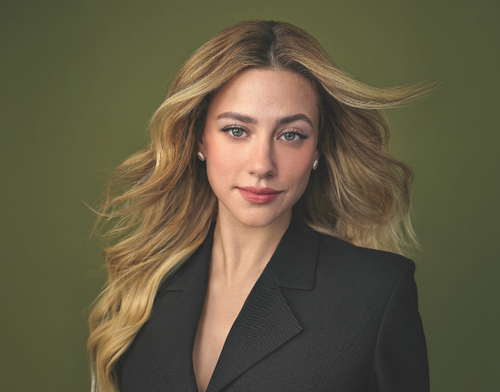 Lili Reinhart dudak kremiyle cilt bakımında başrolü kaptı