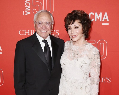 Los Angeles’ta su kaynaklarını kontrol etmekle suçlanan milyarder çift kim?