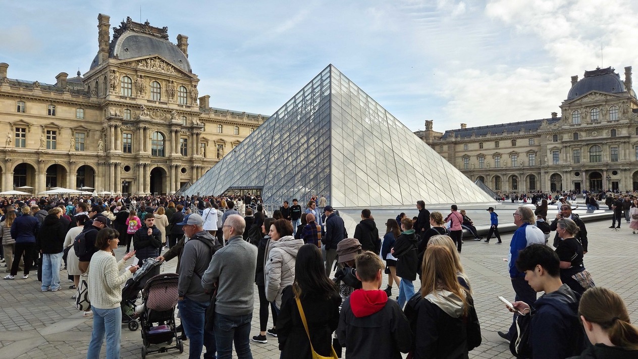 Louvre Müzesi hırsızları DNA veritabanıyla yakalandı