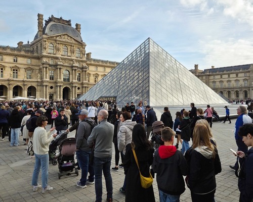 Louvre Müzesi hırsızları DNA veritabanıyla yakalandı