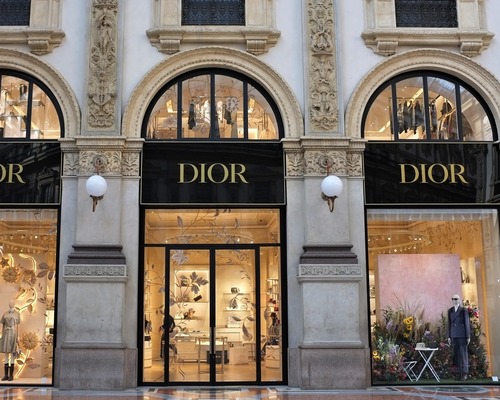 Lüks markaların gelinlik yarışı: Taylor Swift Dior'u seçti