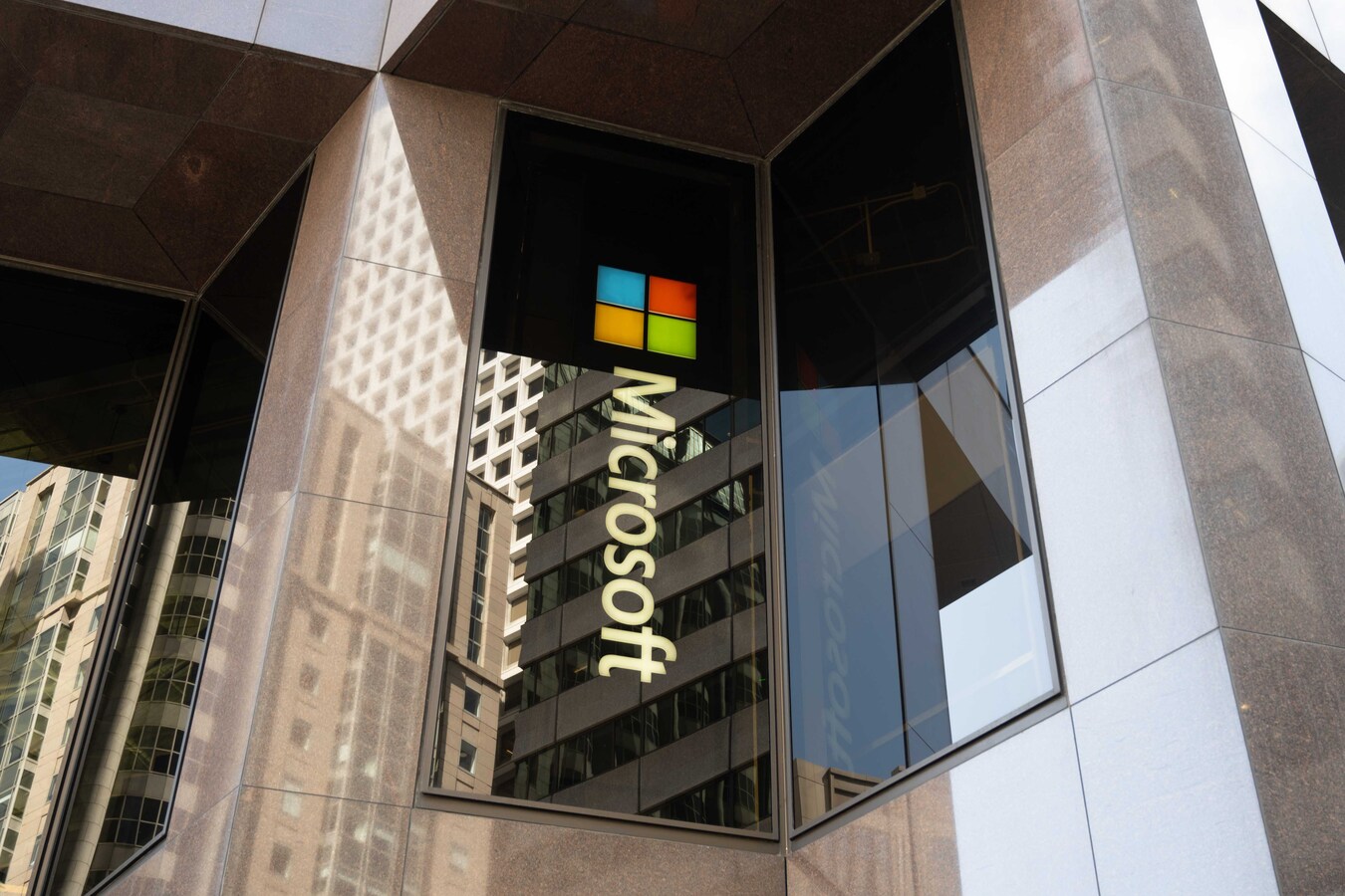 Microsoft 4 trilyon dolar eşiğini aşan ikinci şirket oldu