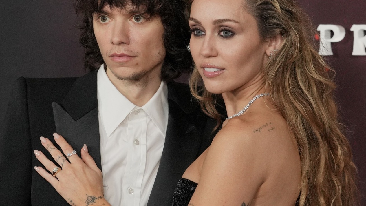 Miley Cyrus’ın nişan yüzüğüne yakından bakış