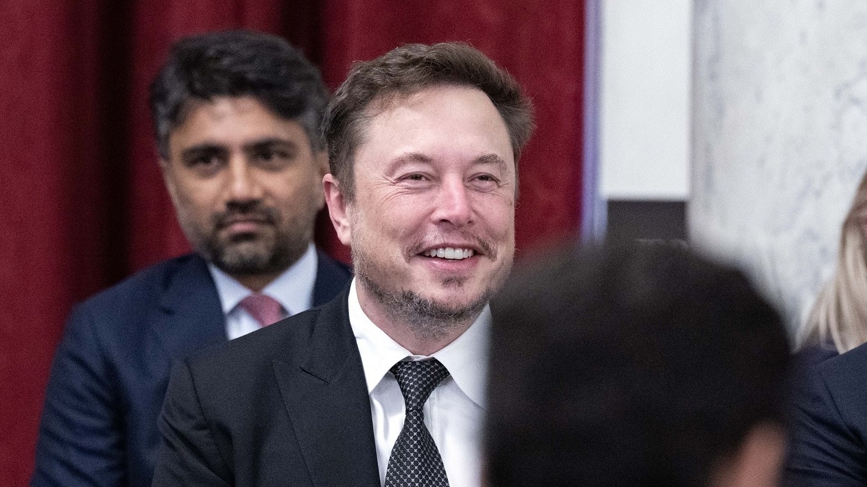 Musk Kral Charles'tan parlamentoyu feshetmesini istedi