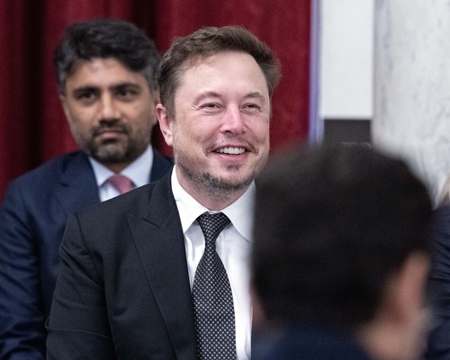Musk Kral Charles'tan parlamentoyu feshetmesini istedi