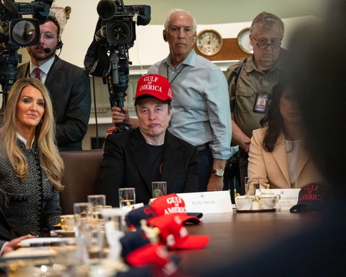 Musk'tan siyasetten çekilme sinyali