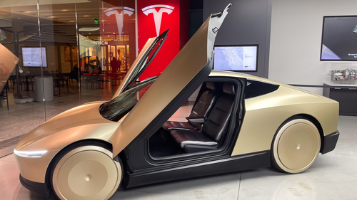 Musk tarih verdi: Robotaksiler yola çıkıyor