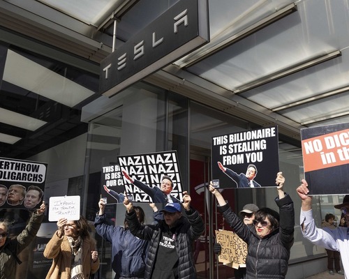  Musk Trump’la yakınlaşırken müşteriler Tesla’dan uzaklaşıyor