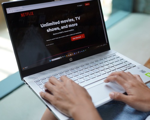 Netflix Warner Bros teklifi tamamen nakite çevirecek