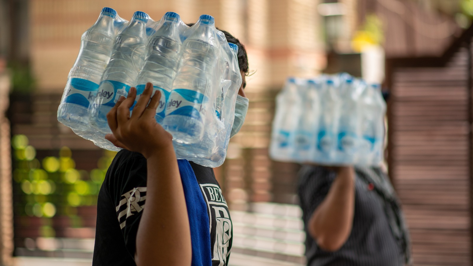 Orta Doğu'daki çatışmalar Hindistan'daki şişe su fiyatlarını nasıl yükseltiyor?