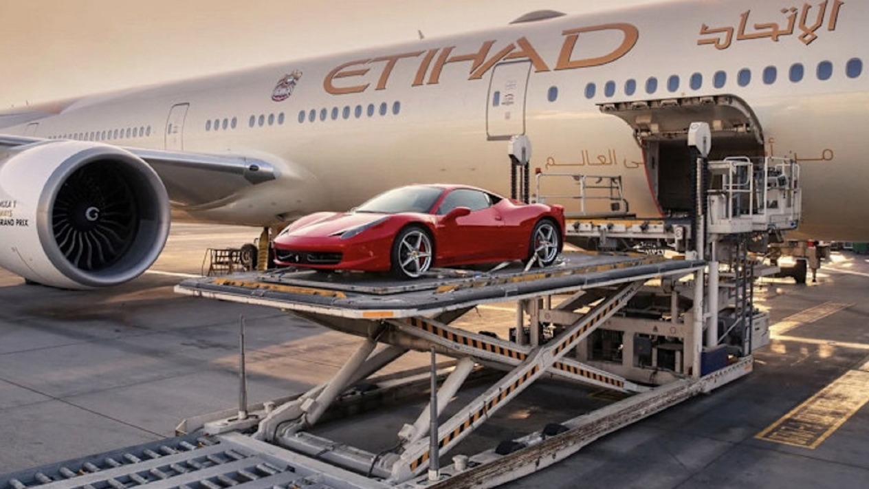 Orta Doğu'daki savaş lüksü durduramadı: Ferrari'ler uçakla teslim ediliyor