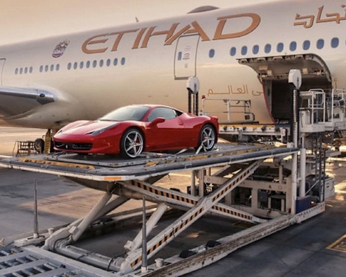 Orta Doğu'daki savaş lüksü durduramadı: Ferrari'ler uçakla teslim ediliyor