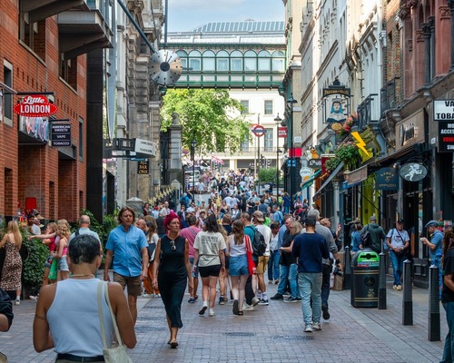Ortadoğu parası İngiltere'deki servet kaosuna yaz molası verdi