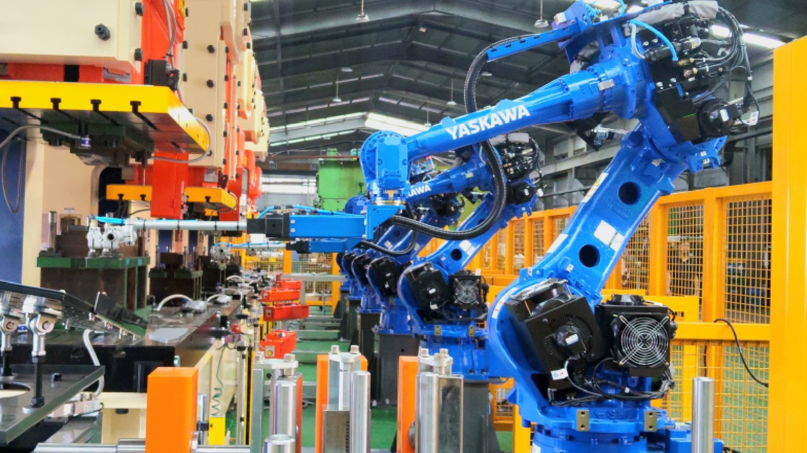 Otomotivde yeni yarış: İnsansı robotlar fabrikalara giriyor