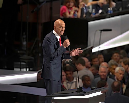 Perde arkasındaki adam: Tom Barrack barışın mimarı mı, fırtınanın habercisi mi?