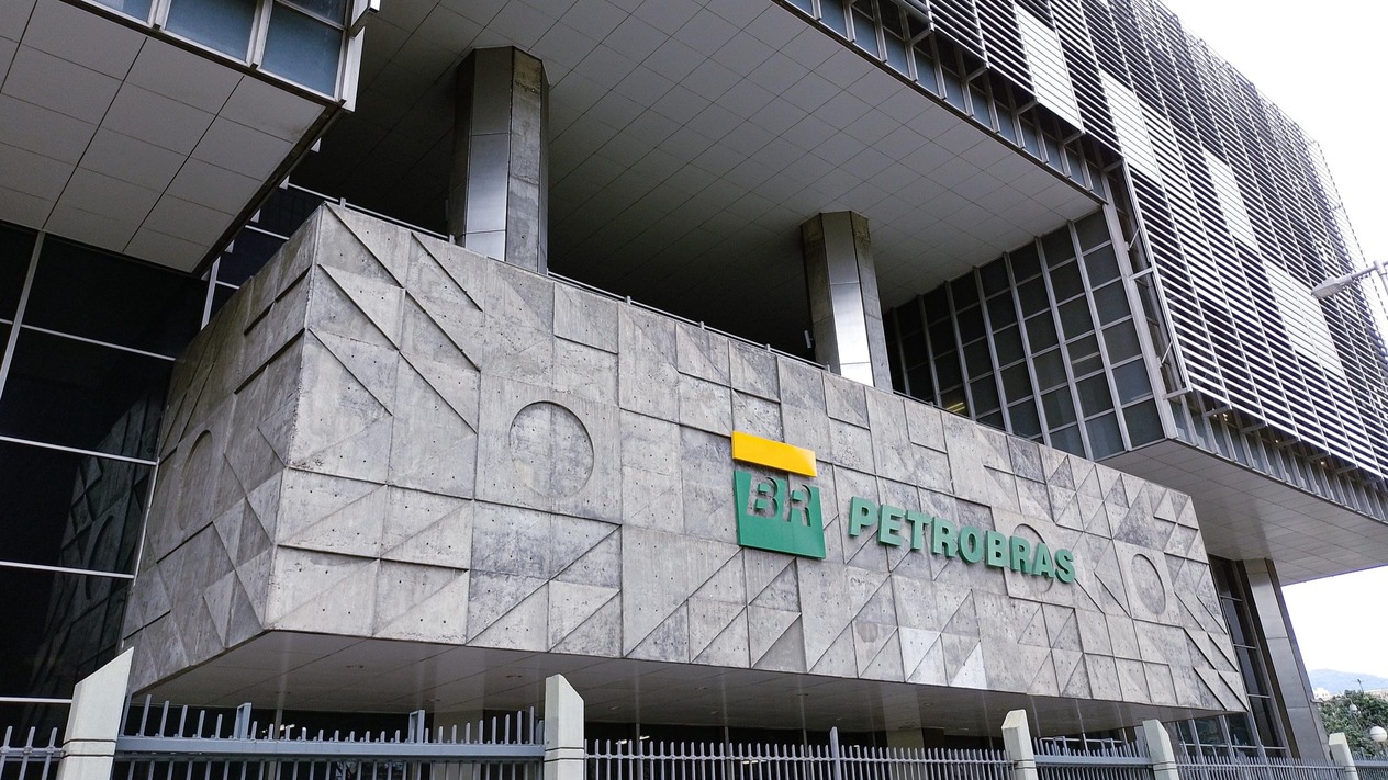 Petrobras düşük petrol fiyatları nedeniyle yatırım planını kıstı