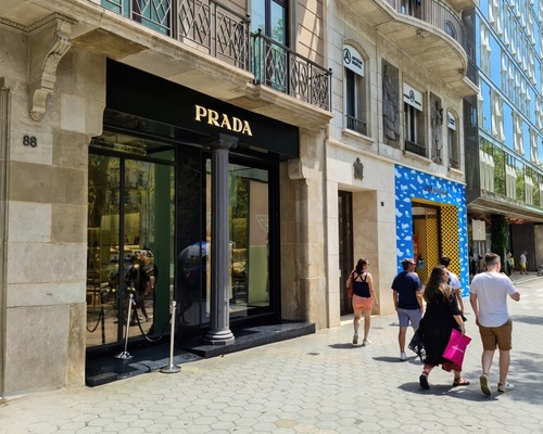  Piyasa karmaşasından etkilendi: Versace’nin Prada anlaşması ertelenebilir