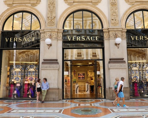 Prada 1,5 milyar euro’ya varan Versace anlaşmasına yaklaşıyor