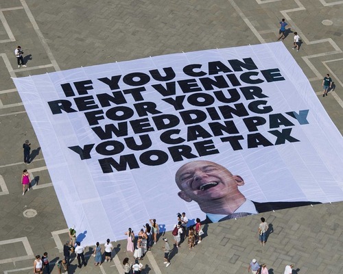 Protestolar Bezos'u düğün mekanını değiştirmek zorunda bırakabilir