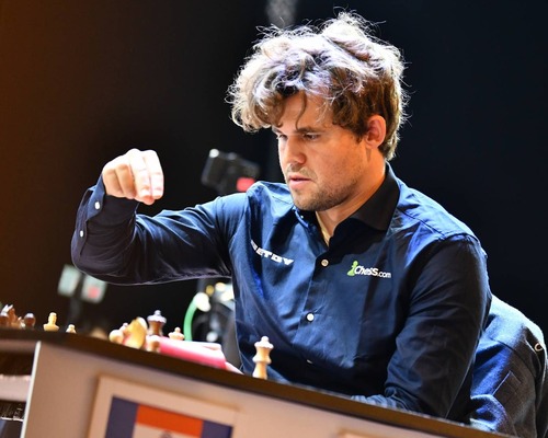 Satranç şampiyonasında pantolon krizi: Dünya şampiyonu Magnus Carlsen yarışmadan şekildi