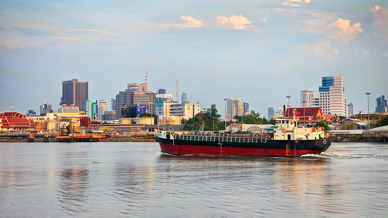 Savaşın ortasında kalan denizciler için zaman daralıyor: Basra Körfezi'nde kapana kısılan 800 gemi için kurtuluş planı