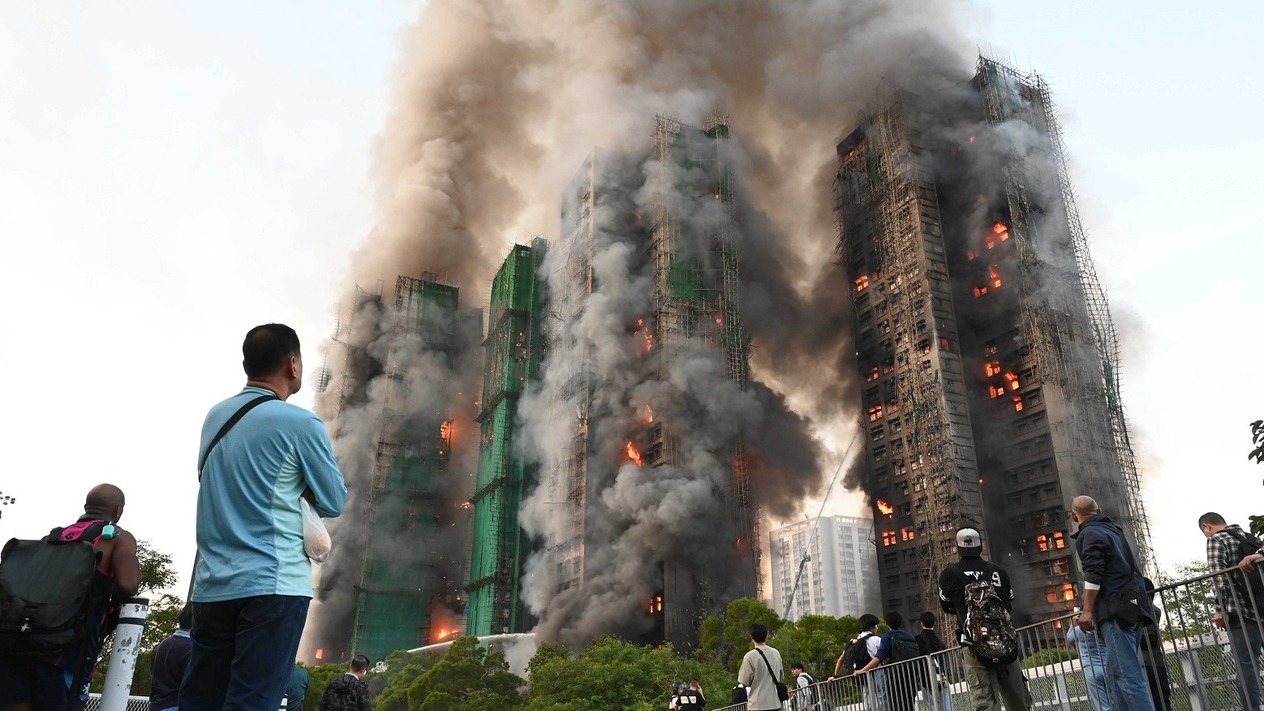 Son yıllardaki büyük bina yangınları: Hong Kong’ta 55 kişi hayatını kaybetti