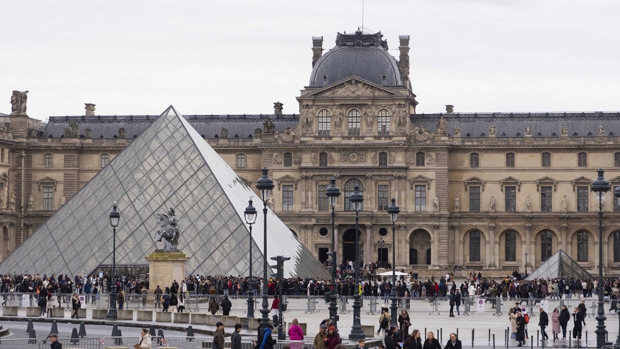 Sorunlarla geçen bir yılın ardından Louvre baskı altında
