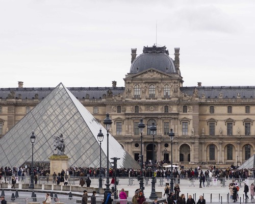 Sorunlarla geçen bir yılın ardından Louvre baskı altında