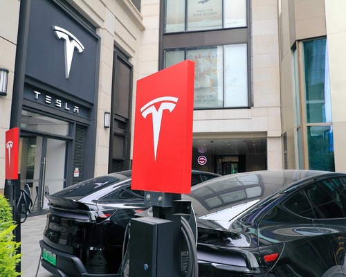 SpaceX ile birleşme gündemde: Tesla’nın geliri beklentileri aştı