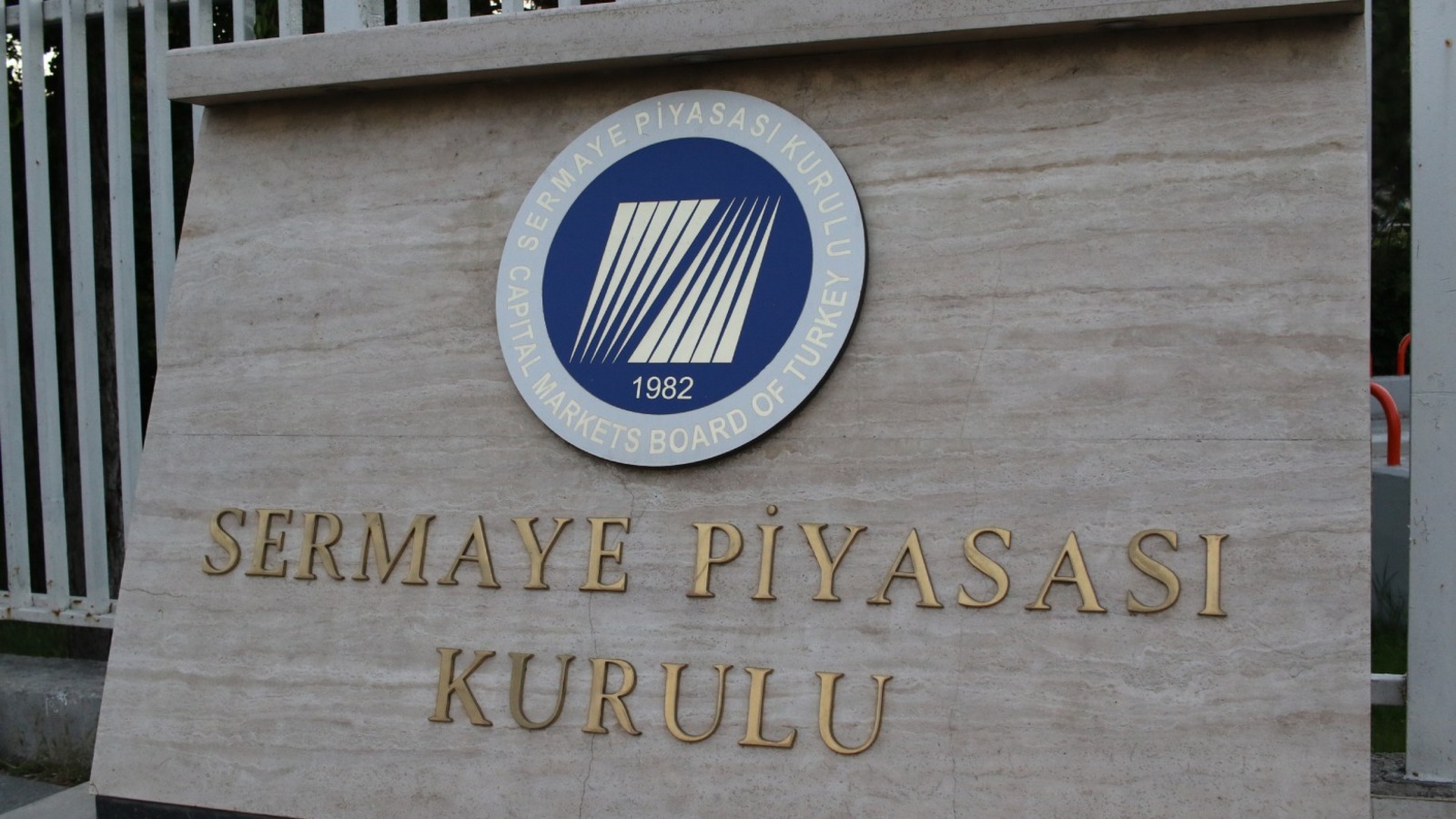 SPK’den iki hisse için yaptırım: 28 kişinin lisansı iptal edildi