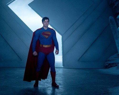 Superman Warner Bros.'un ihtiyacı olan 122 milyon dolarlık gişe zaferiyle zirvede