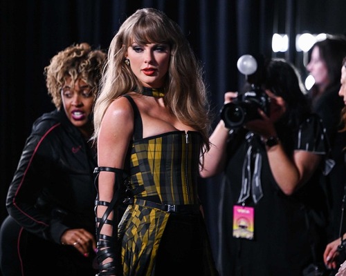 Taylor Swift’in yeni albümü ilk haftasında rekor kırdı