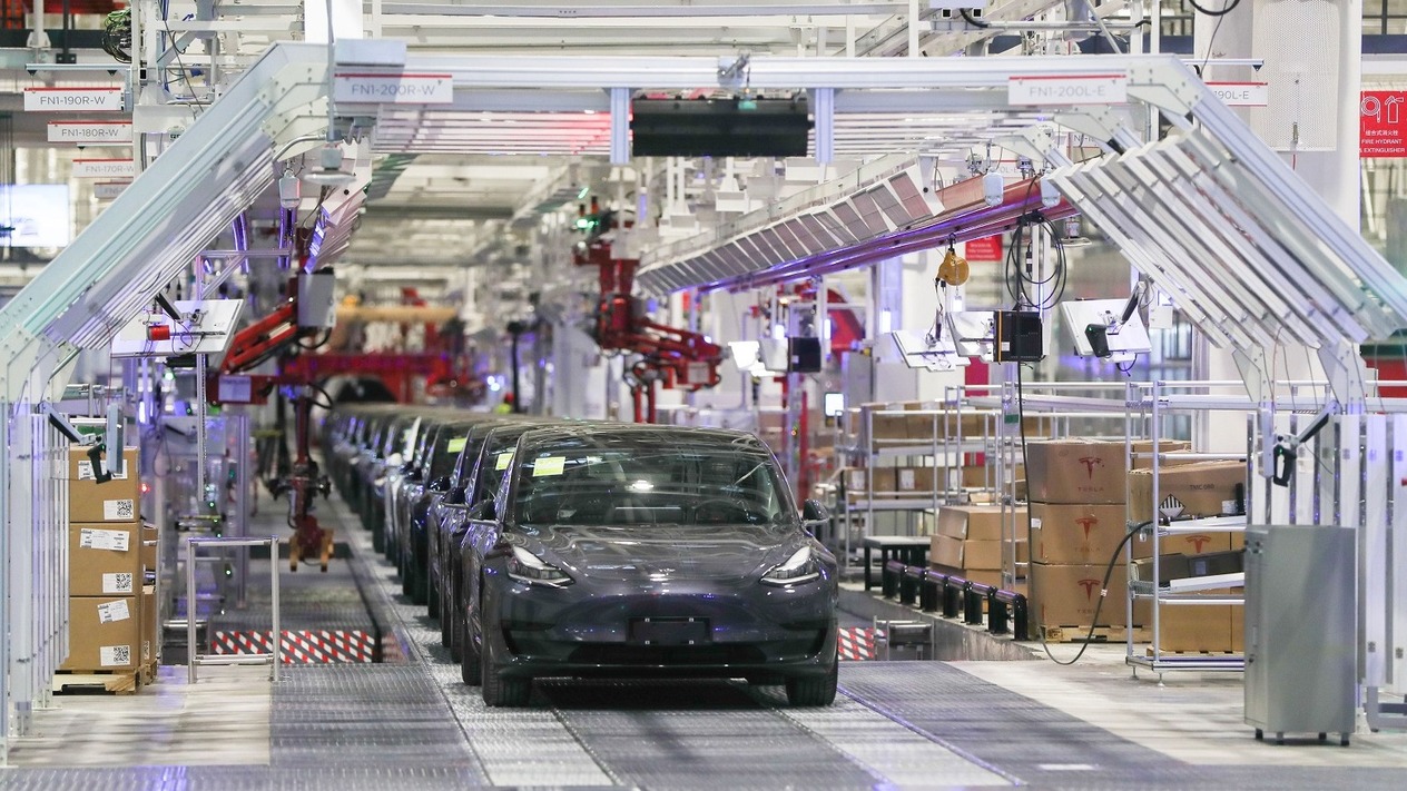 Tesla beklenen robotaksilerini kullanıma sundu