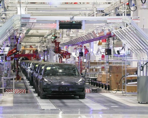 Tesla beklenen robotaksilerini kullanıma sundu