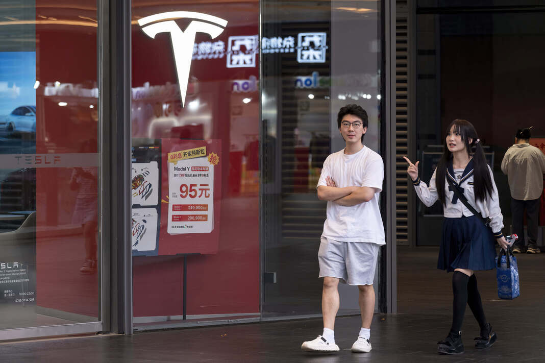 Tesla Çin'deki siparişlerini askıya aldı