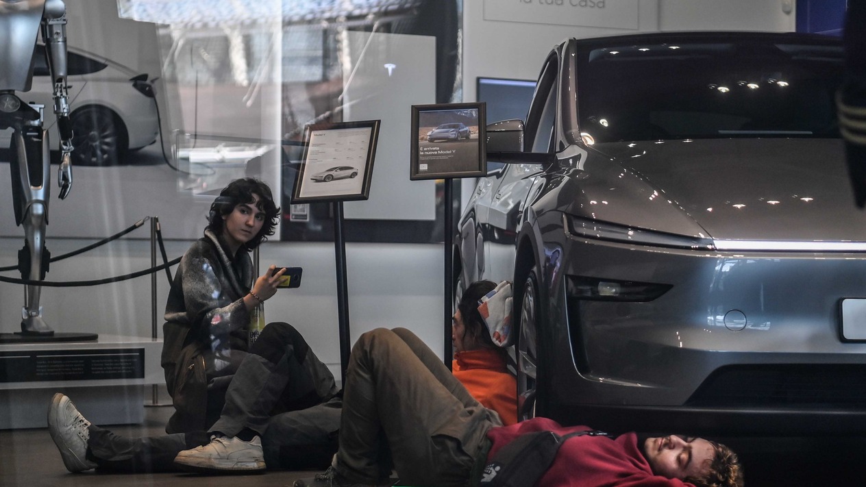 Tesla protestolarının arkasında kim var?