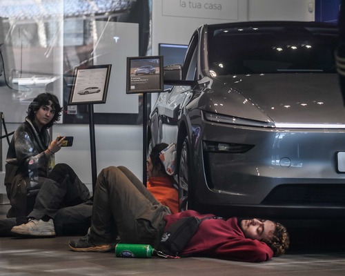 Tesla protestolarının arkasında kim var?