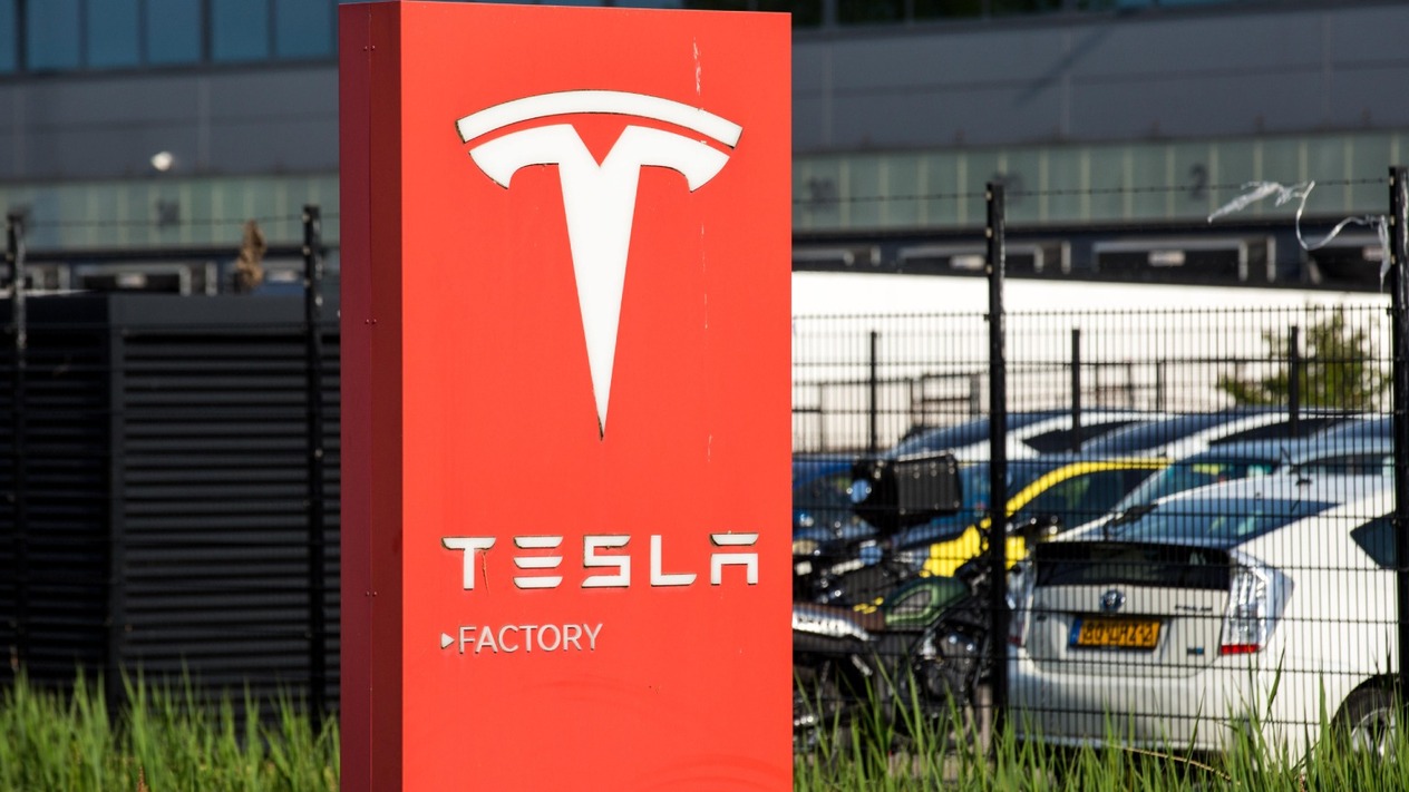 Tesla satışları 2015'ten bu yana ilk kez düştü