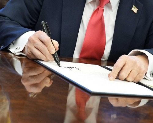 Trump AB'ye yüzde 25 gümrük vergisi getirecek