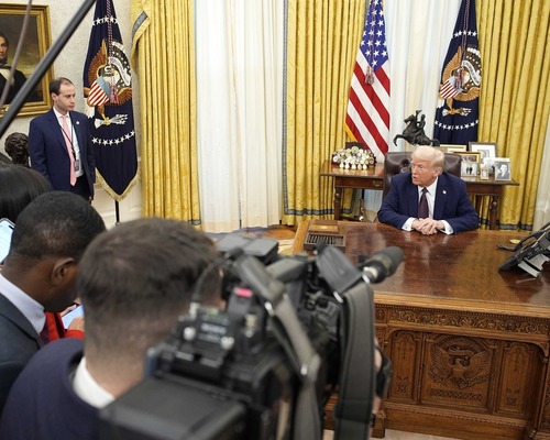 Trump Çin’e gümrük vergisi uygulamayarak elinde koz olarak tutuyor