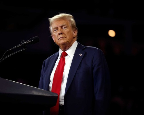 Trump iktidarı üzerindeki kontrolleri kaldırmakla suçlanıyor